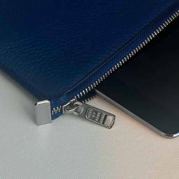 Marc Jacobs electric blue and dark brown pebbled leather zipped clutch 23x20 cm - Picture 4 of 6